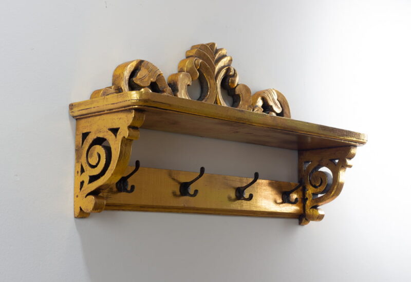 Perchero decorativo de madera en oro Cherin