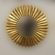 Espejo decorativo tipo sol de madera Surya Circle de 50x50cm en Oro (envejecido)