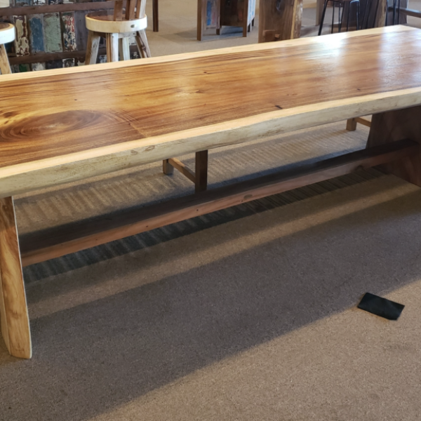 Mesa maciza de madera de suar pata hierro