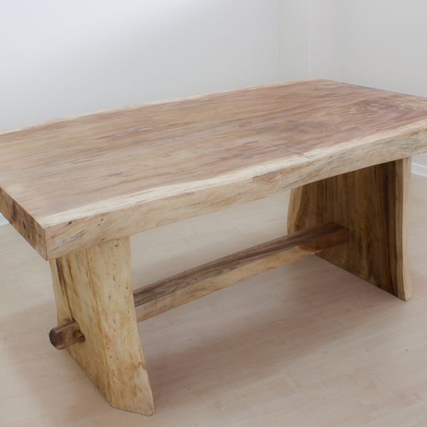Mesa de madera de suar