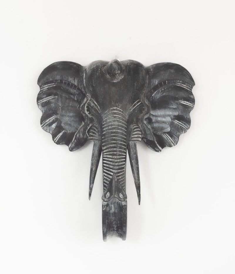 Figura elefante de pared tallada en madera de 50x45cm. Acabado negro