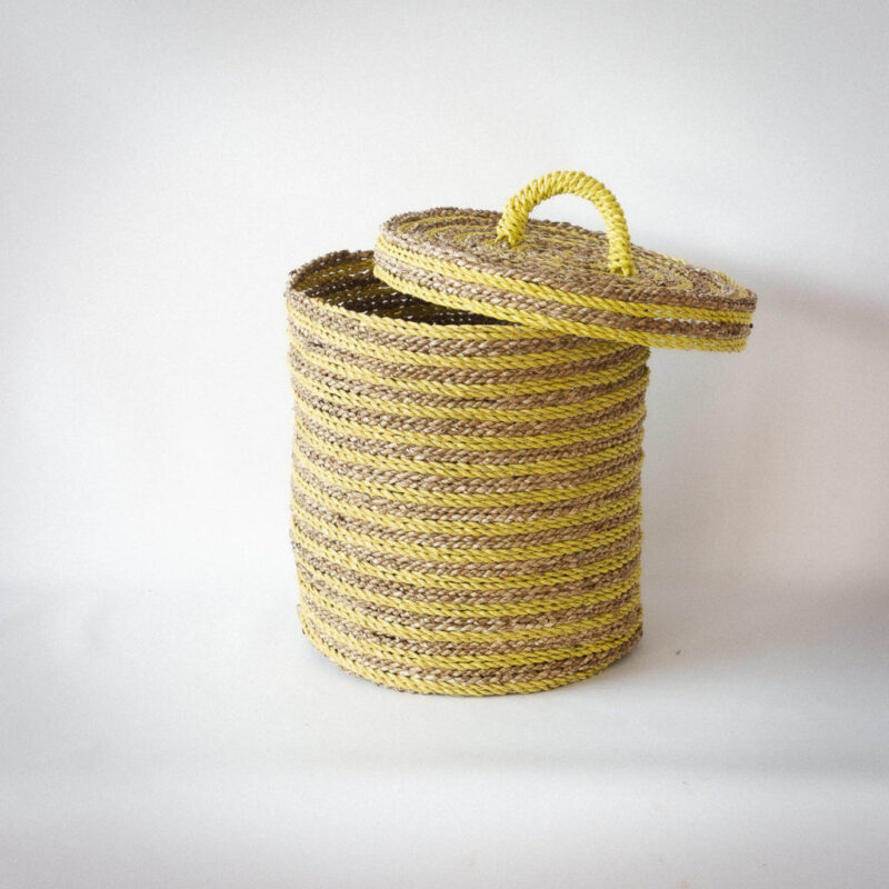 Cesto pequeño con tapa en amarillo y natural
