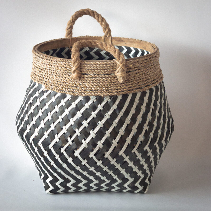 Cesto en blanco-negro-natural con asa de cuerda de 45x54cm