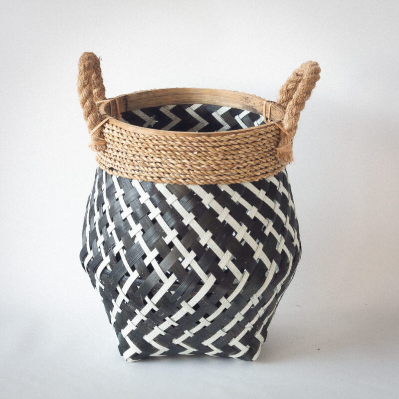 Cesto en blanco-negro-natural con asa de cuerda de 38x26cm