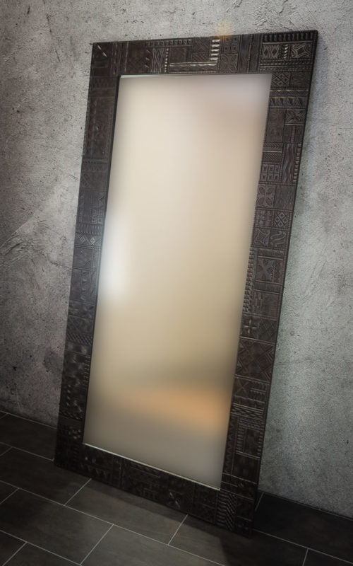 Espejo grande con tallado decorativo étnico en madera