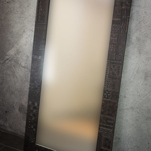 Espejo grande con tallado decorativo étnico en madera