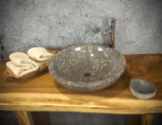 Lavabo de mármol color gris con brillos de cuarzo. Pulido 2 caras de 45cm de diámetro.