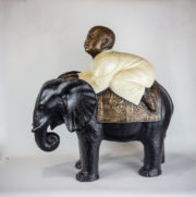 Shaolin sobre elefante realizado en fibra y cemento