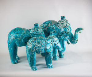 Elefantes de madera color turquesa