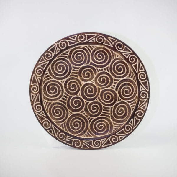 Plato de madera tallado con motivos circulares étnicos de 50cm. MiRococo