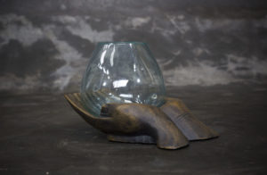 Manos decorativas cerámicas con recipiente de vidrio