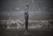 Figura escultura mujer decorativa en piedra negra de 72cm. Preciosa y muy decorativa en cualquier estancia.