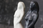 Figura de mujer realizada en piedra