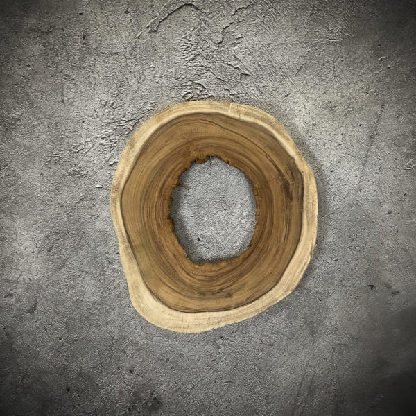 Pieza redonda decorativa de tronco de Suar con agujero central de 69x52x7cm