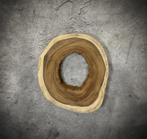 Pieza redonda decorativa de tronco de Suar con agujero central de 69x52x7cm