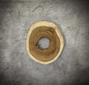 Pieza redonda decorativa de tronco de Suar con agujero central de 58x50x6cm