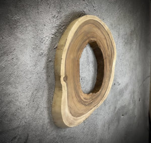 Pieza redonda decorativa de tronco de Suar con agujero central de 70x66x7cm
