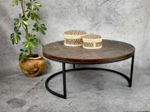 Mesa café redonda de madera de caoba tallada y hierro de 95cm.