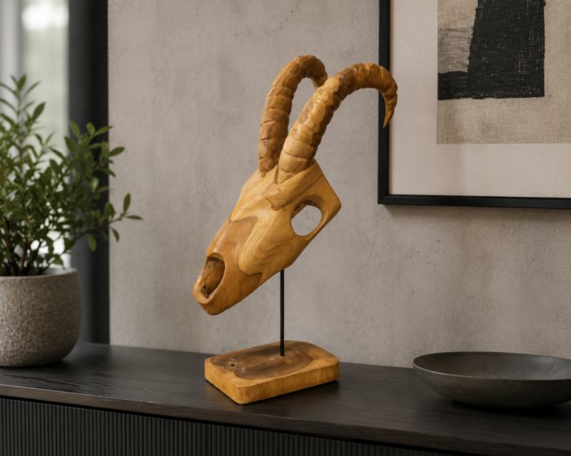 Cabeza tallada en madera de Teca con pedestal