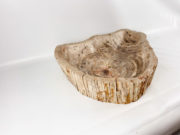 Lavabo grande de madera petrificada (fosilizada) de tamaño 65x56x12cm