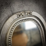 Espejo decorativo de madera Bulig Oval Buttons de 60x100cm en Plata (envejecida)