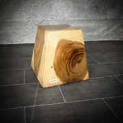 Taburete/auxilar decorativo de bloque macizo de madera de Suar de 40x40 cm