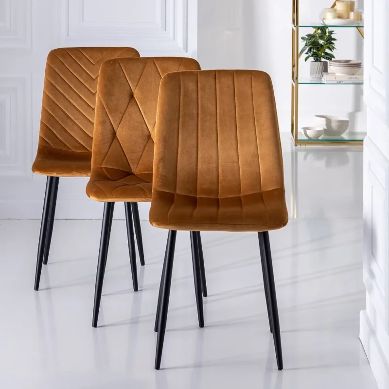 Silla no apilable de tapizado mostaza con costuras y pata de hierro en negro