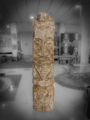 Estatua tiki decorativa gigante realizada en madera antigua de 200cm