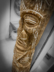 Estatua tiki decorativa gigante realizada en madera antigua de 220cm
