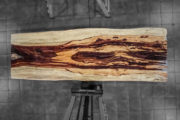 **Imagen real** Mesa de madera maciza natural de una pieza de 300x105/88