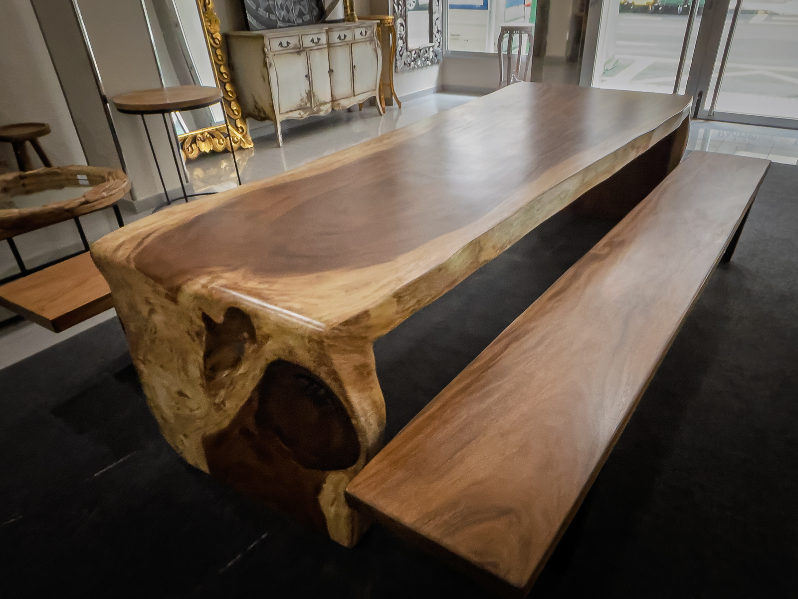 Mesa de pata integrada de una pieza en madera maciza de Suar de 280x90x100