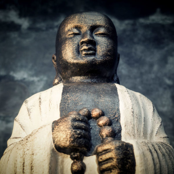 Figur monje Shaolin sobre piedra de 100cm de alto