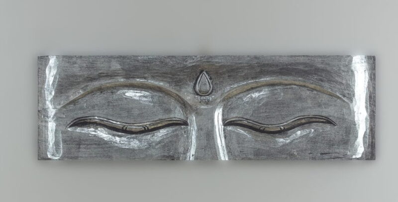 Panel de pared ojos de Buda de madera en plateado de 80x25cm